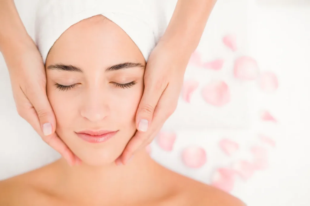 Mujer relajada recibiendo un tratamiento facial