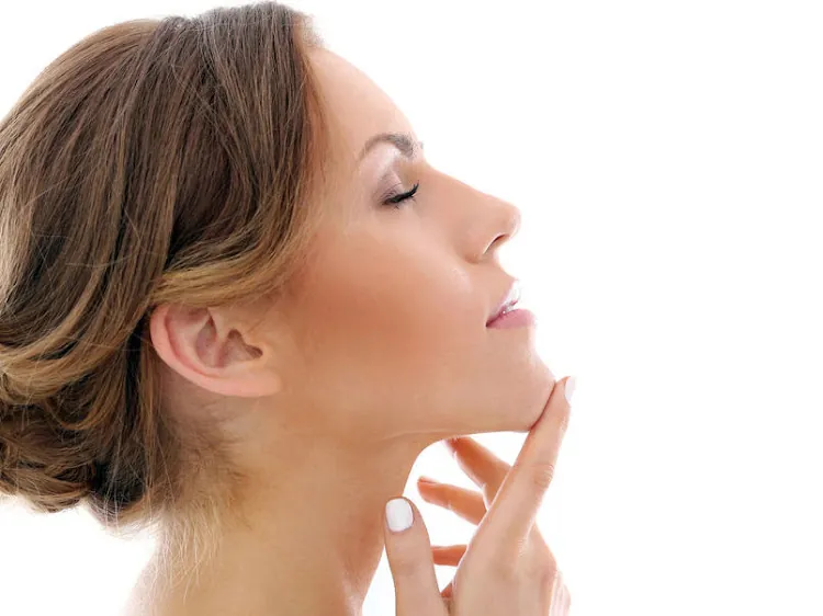 Perfil de mujer mostrando el óvalo facial y el cuello