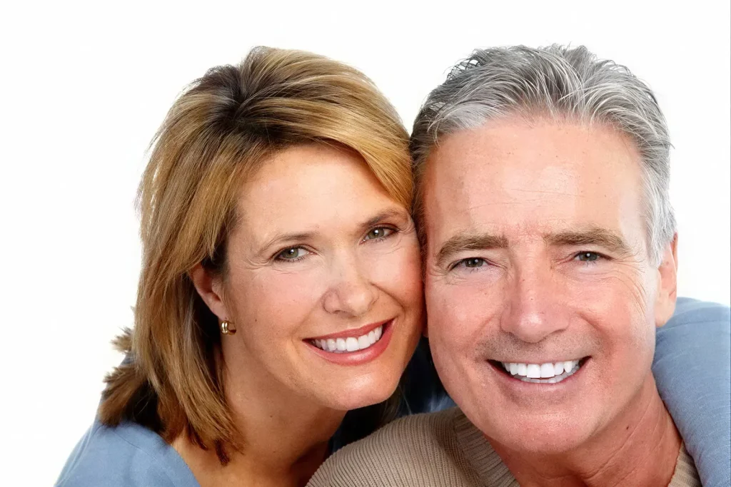 Pareja madura sonriente con la piel cuidada