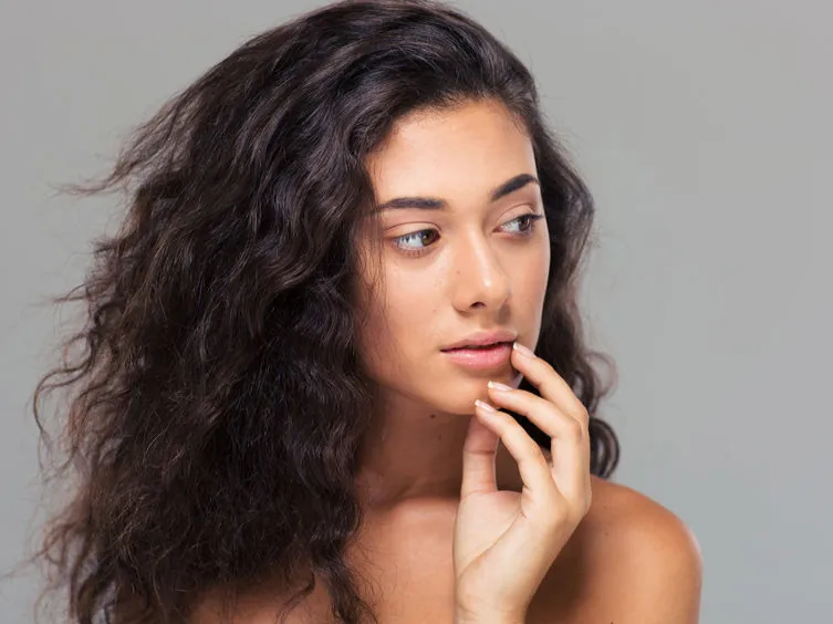 Mujer con labios hidratados y definidos de aspecto natural