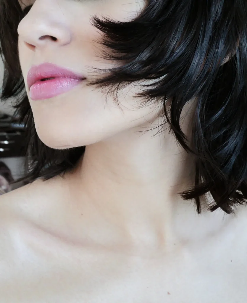 Detalle de labios con volumen y contorno naturales