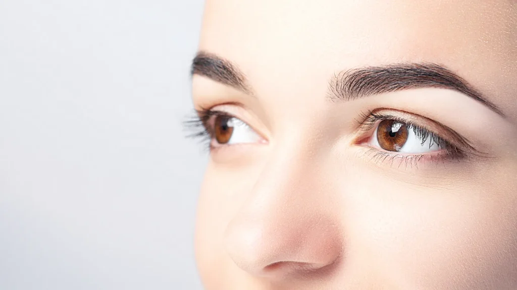 Mirada de mujer con contorno de ojos luminoso y cejas definidas