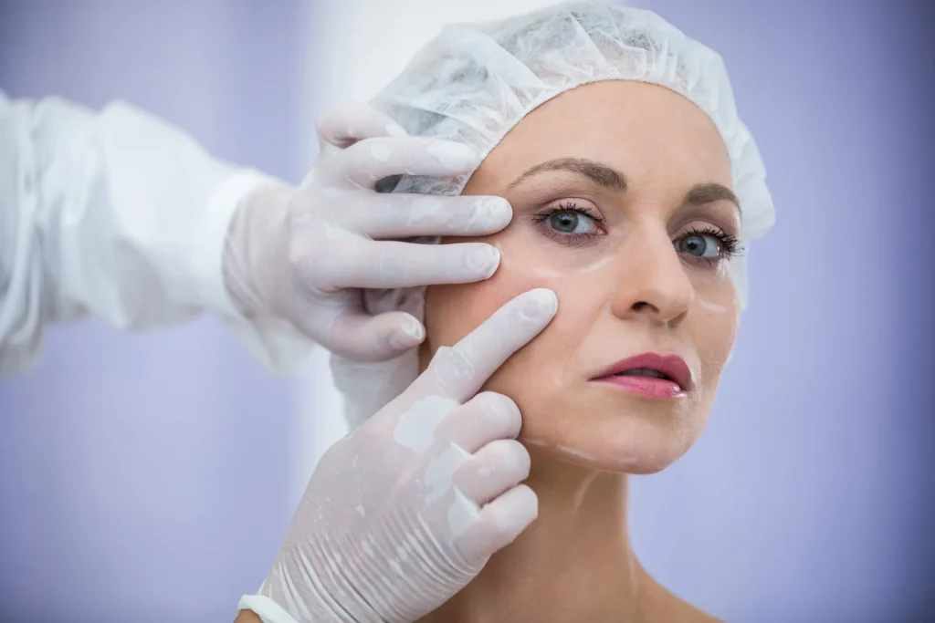 Médica con guantes valorando la zona de las ojeras de una paciente