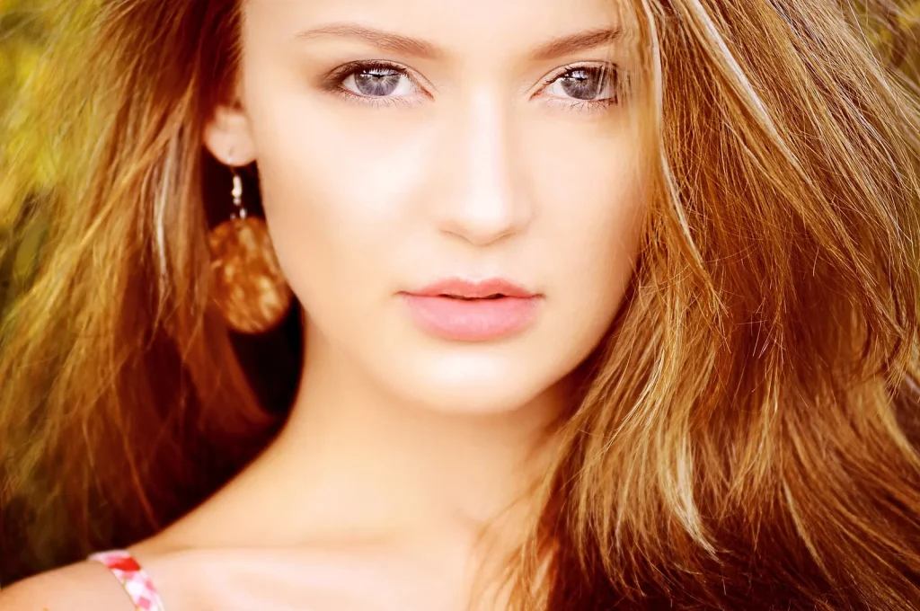 Mujer pelirroja con rostro terso y natural