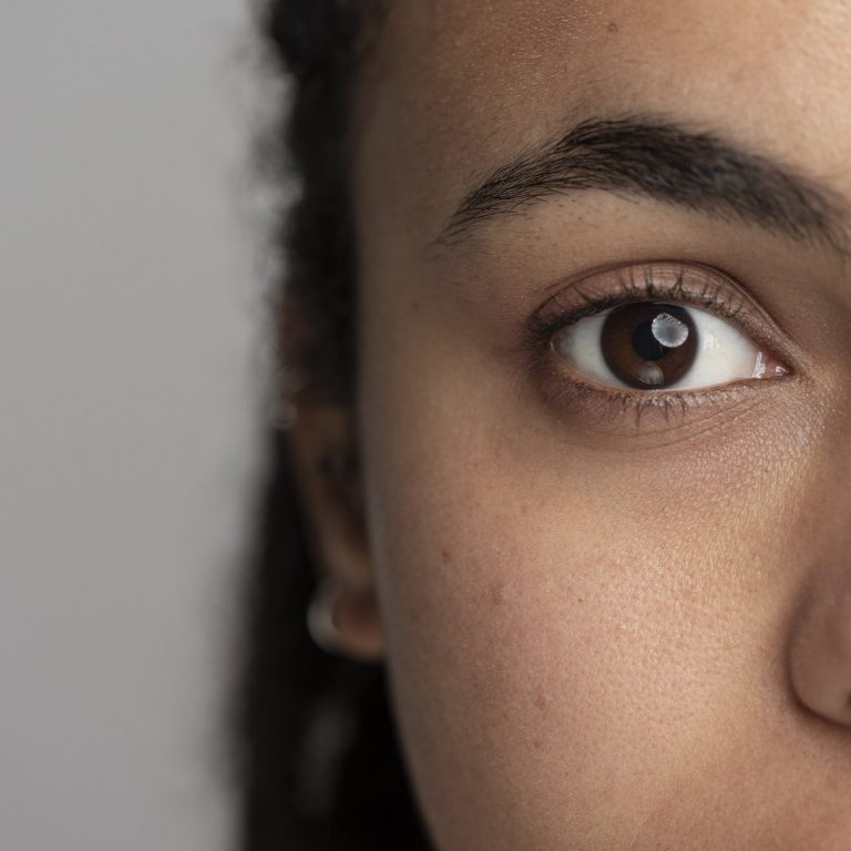 cerrar-los-poros-de-la-piel-durante-la-rutina-de-cuidado-facial-min (1)