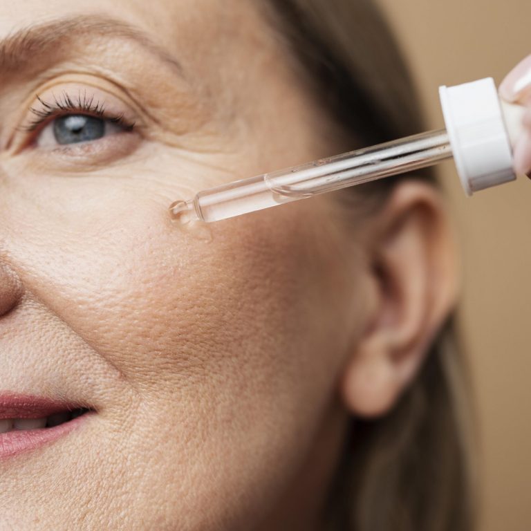 cerrar-mujer-senior-usando-suero-min