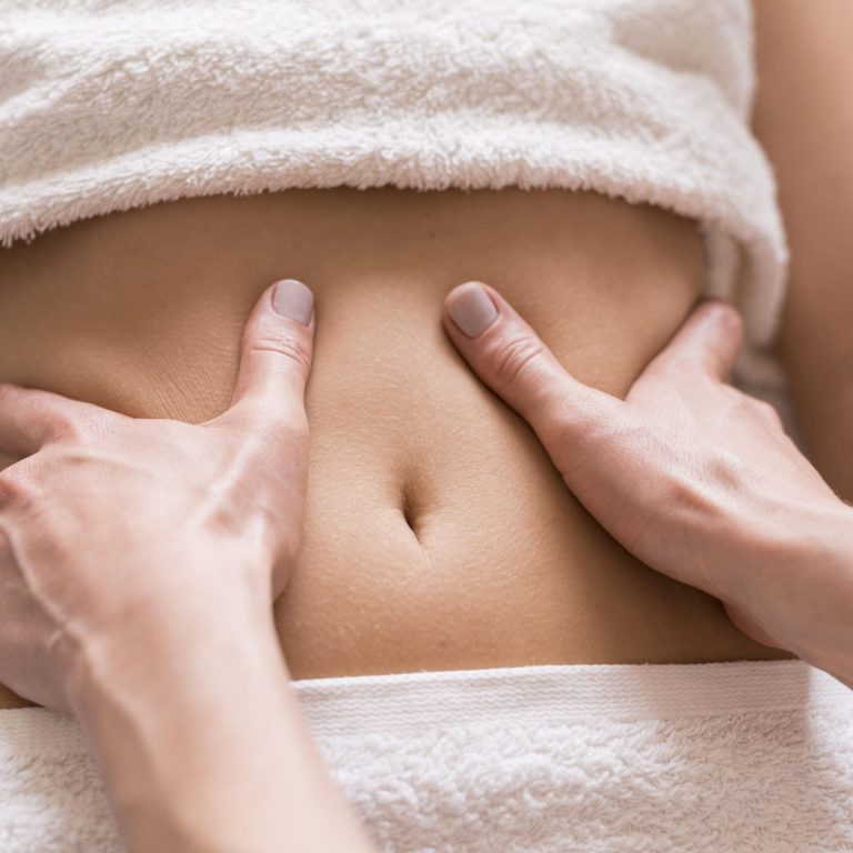 concepto-de-masaje-de-abdomen-de-primer-plano-min
