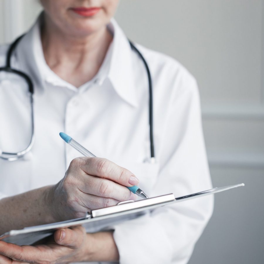 doctora-con-un-informe-medico-min
