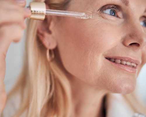 feliz-alegre-mujer-caucasica-rubia-tomando-cuidado-facial-de-la-piel-por-la-manana-min