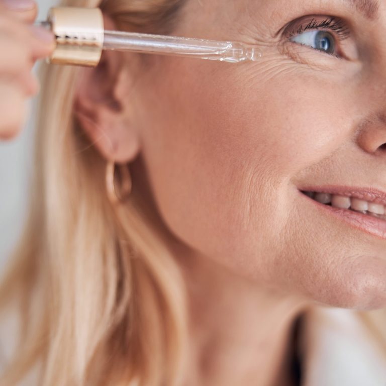 feliz-alegre-mujer-caucasica-rubia-tomando-cuidado-facial-de-la-piel-por-la-manana-min