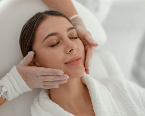 hermosa-mujer-caucasica-sonriente-sana-esta-haciendo-procedimientos-de-belleza-en-el-spa-y-salon-de-salud-min
