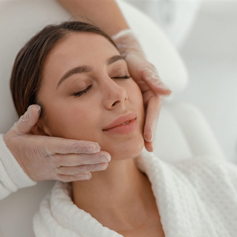 hermosa-mujer-caucasica-sonriente-sana-esta-haciendo-procedimientos-de-belleza-en-el-spa-y-salon-de-salud-min