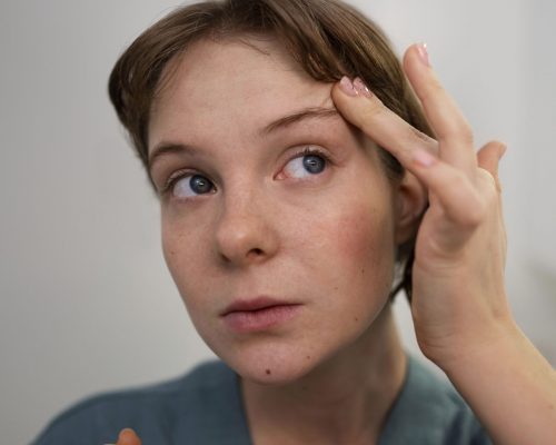 mujer-de-tiro-medio-masajeando-la-cara-en-casa-min