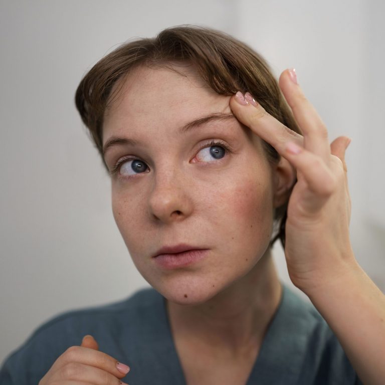 mujer-de-tiro-medio-masajeando-la-cara-en-casa-min