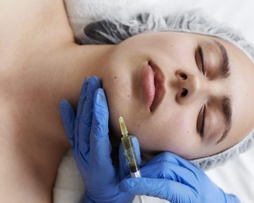 mujer-endecha-plana-recibiendo-tratamiento-prp-facial-min
