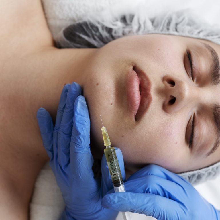 mujer-endecha-plana-recibiendo-tratamiento-prp-facial-min