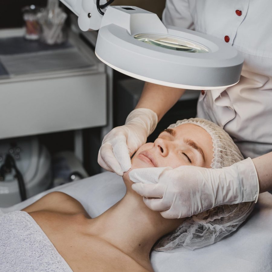 mujer-joven-recibiendo-un-procedimiento-de-belleza-en-el-spa-min