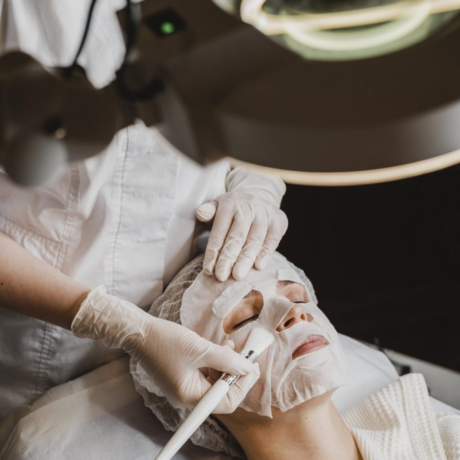 mujer-joven-recibiendo-un-tratamiento-con-mascarilla-para-la-piel-min