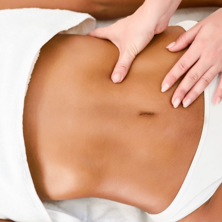 mujer-que-recibe-el-masaje-del-abdomen-en-el-centro-de-spa-spa-min