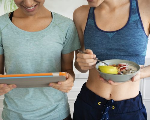 mujeres-de-vista-frontal-con-comida-deliciosa