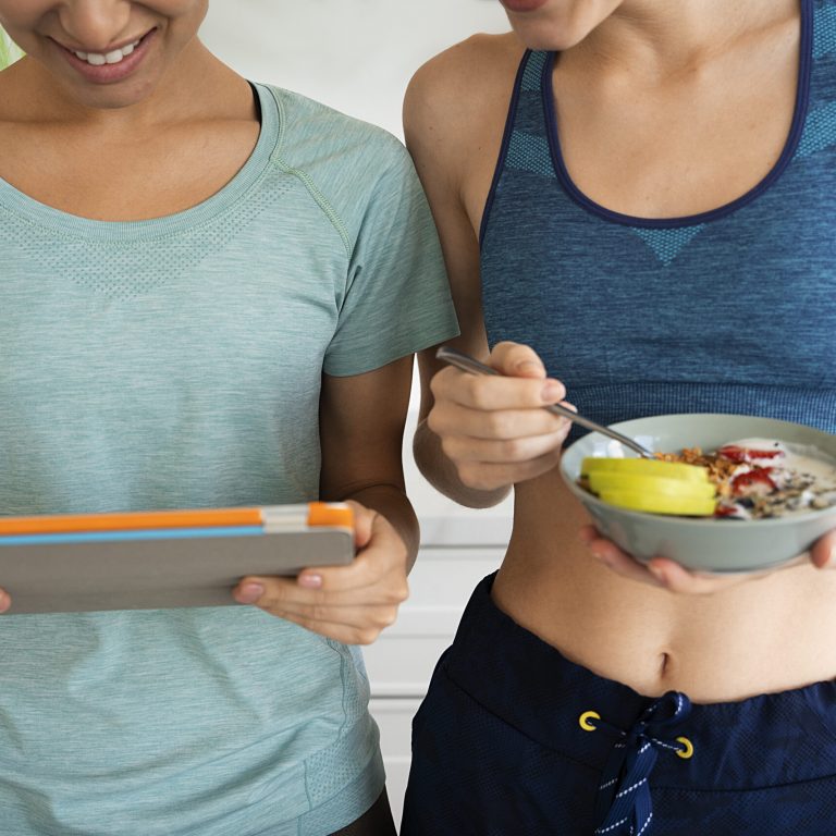 mujeres-de-vista-frontal-con-comida-deliciosa