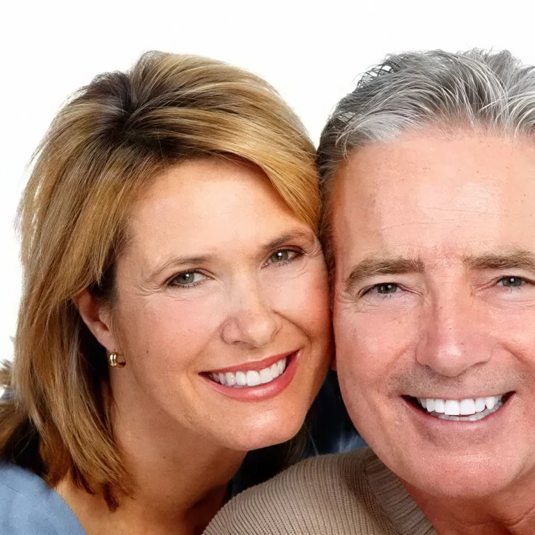 Pareja madura sonriente con la piel cuidada