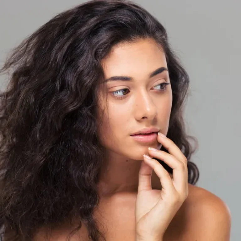 Mujer con labios hidratados y definidos de aspecto natural
