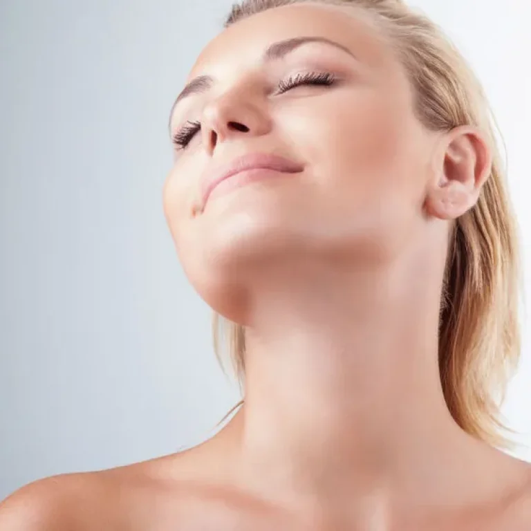 Mujer con el cuello estirado mostrando la piel del cuello y el escote