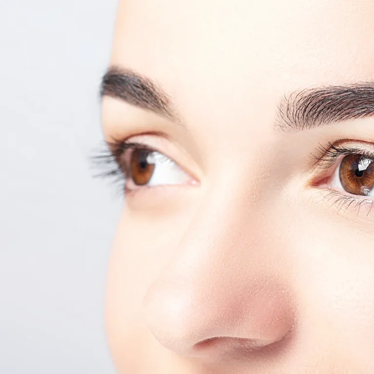 Mirada de mujer con contorno de ojos luminoso y cejas definidas