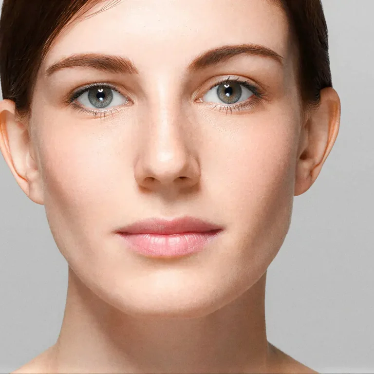 Rostro de mujer con mirada descansada y sin ojeras
