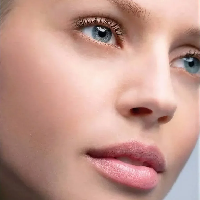 Rostro de mujer de perfil con la zona del surco nasogeniano suave